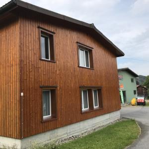 Naturholz-Fassadenteil in Bühler Appenzell