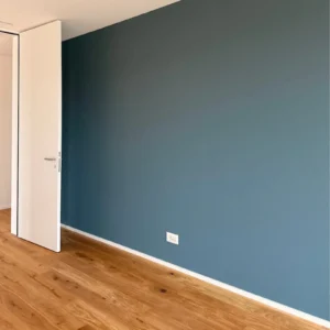 Innenanstrich mit farbiger Wand